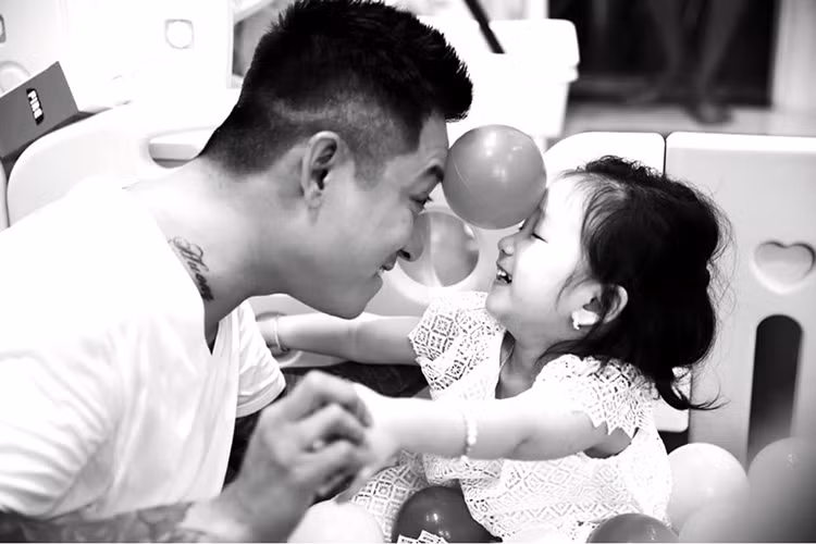 Sau những buổi diễn, Tuấn Hưng dành thời gian cho gia đình. Hiện tại, anh còn tạm ngưng lưu diễn nước ngoài để chăm sóc vợ con.