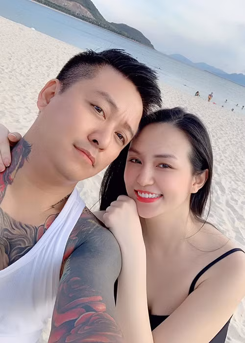 Vợ Tuấn Hưng là Hương Baby, sinh năm 1991.