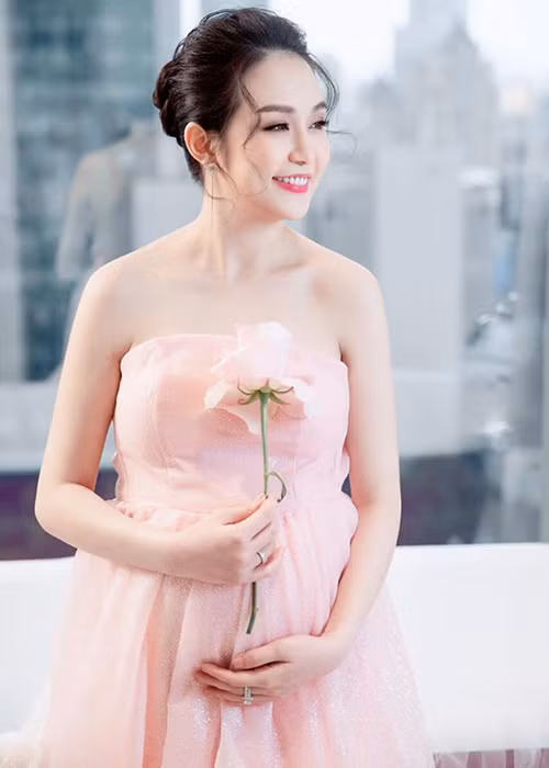 Trong 3 lần mang bầu, Hương Baby vẫn gợi cảm, thần thái rạng rỡ.