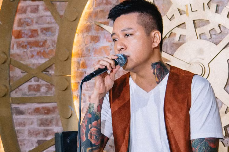 Việc bị hủy diễn chỉ 2 ngày trước chương trình, Tuấn Hưng cảm thấy khá bực bội. Anh được mời tham gia chương trình trước đó 2 tháng và đã tập luyện kỹ lưỡng cho phần trình diễn của mình. Ảnh: Zing