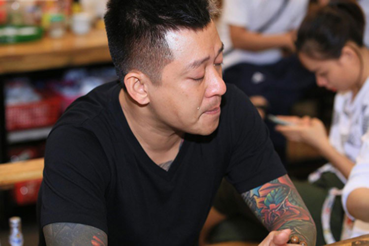 Liveshow tâm huyết bị hủy vào phút chót khiến Tuấn Hưng suy sụp. Thậm chí, vì sốc nặng, giọng ca “Nắm lấy tay anh” còn phải nằm viện. Theo đại diện ê-kíp, con số thiệt hại do chương trình bị hủy từ 4 - 5 tỷ đồng. Ảnh: Ngôi sao