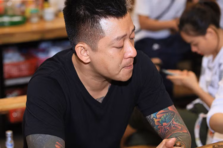 Liveshow tâm huyết bị hủy vào phút chót khiến Tuấn Hưng suy sụp. Thậm chí, vì sốc nặng, giọng ca “Nắm lấy tay anh” còn phải nằm viện. Theo đại diện ê-kíp, con số thiệt hại do chương trình bị hủy từ 4 - 5 tỷ đồng. Ảnh: Ngôi sao