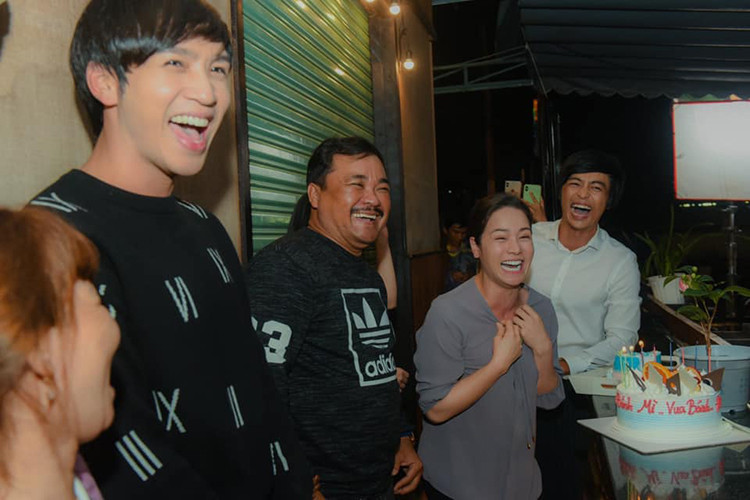 Trước đó, trên phim trường, nữ diễn viên được nhân viên đoàn làm phim bí mật chuẩn bị bữa tiệc sinh nhật đơn giản nhưng ấm áp.