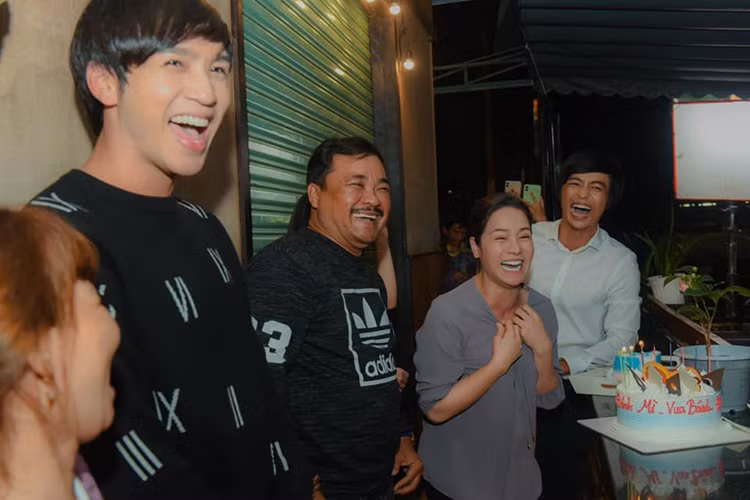 Trước đó, trên phim trường, nữ diễn viên được nhân viên đoàn làm phim bí mật chuẩn bị bữa tiệc sinh nhật đơn giản nhưng ấm áp.