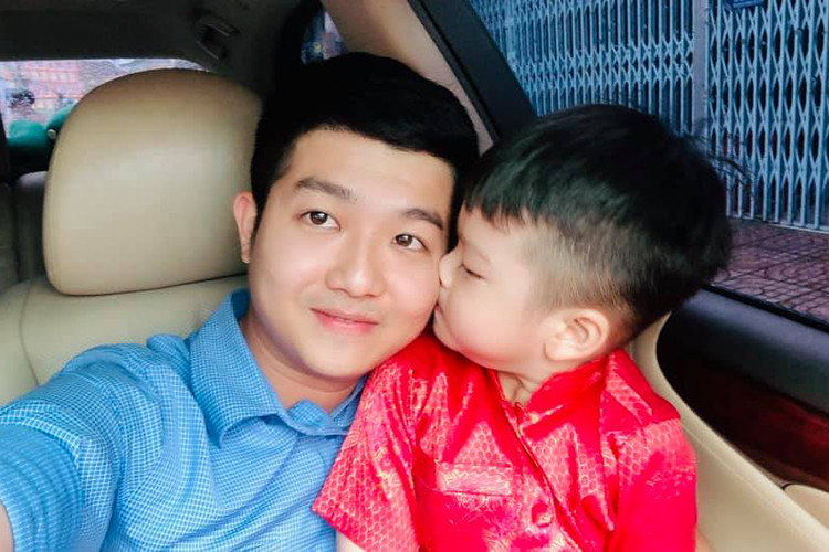 Trên trang cá nhân, doanh nhân Bửu Lộc thường xuyên khoe hình ảnh bên cậu con trai.