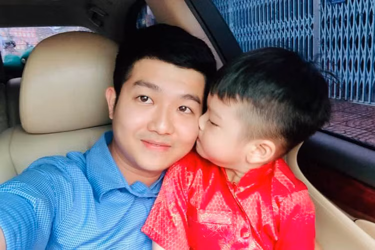 Trên trang cá nhân, doanh nhân Bửu Lộc thường xuyên khoe hình ảnh bên cậu con trai.