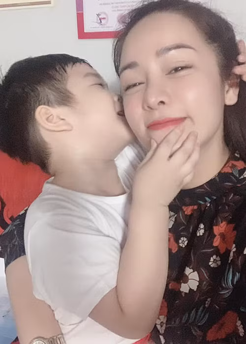 Thi thoảng, Nhật Kim Anh về Cần Thơ để thăm con trai đang được nhà nội chăm sóc.