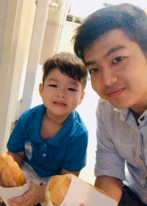 Chồng cũ của Nhật Kim Anh dường như quyết gà trống nuôi con, không tái hôn.