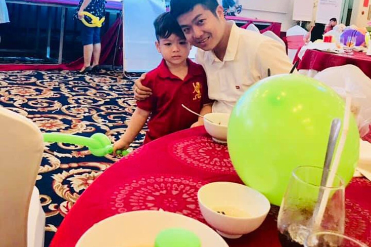 Cuộc sống của chồng cũ Nhật Kim Anh bên con trai hiện đầy bình yên.