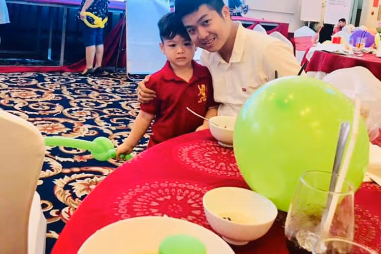 Cuộc sống của chồng cũ Nhật Kim Anh bên con trai hiện đầy bình yên.