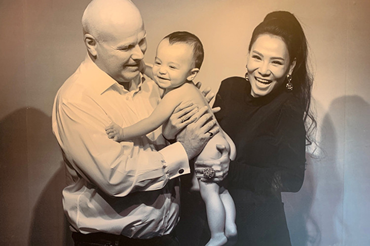  Thu Minh vừa công khai hình ảnh cận mặt con trai đầu lòng. Theo Vietnamnet, đây là bức ảnh con trai Thu Minh khi còn nhỏ. Ảnh: Vietnamnet