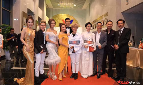 Khan gia tiec khi Thu Quynh trang tay tai VTV Awards 2019-Hinh-3