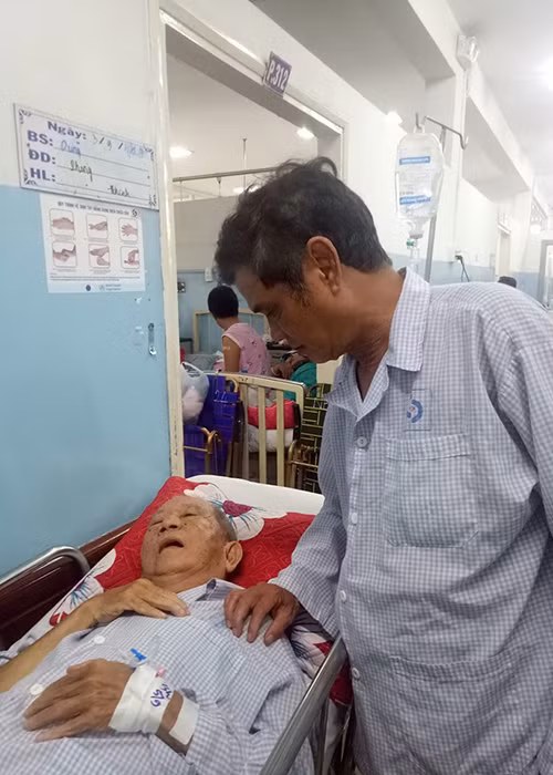 Nghe si Mac Can nhap vien cap cuu, suc khoe ra sao?