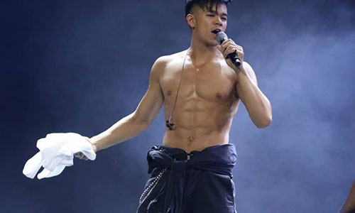 Trong Hieu gap su co rach quan khi dang bieu dien tren san khau