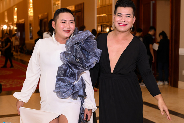 2 thí sinh nam mặc váy cho biết họ đến với chương trình để cho mọi người thấy khả năng thực sự của những người thuộc giới tính khác. Ảnh: Zing