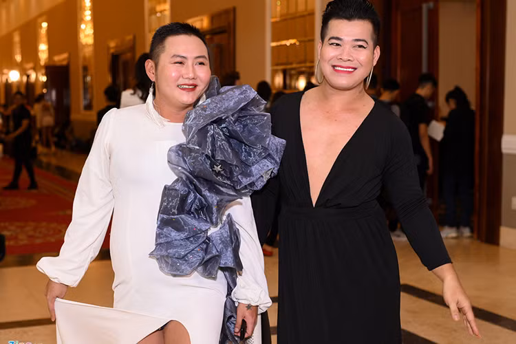 2 thí sinh nam mặc váy cho biết họ đến với chương trình để cho mọi người thấy khả năng thực sự của những người thuộc giới tính khác. Ảnh: Zing