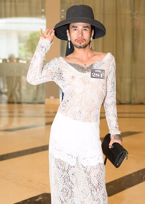 Chia sẻ trên Tri thức trẻ, Sơn Khalai cho biết, anh đến với cuộc thi để khẳng định niềm đam mê được bước trên sàn catwalk và nếu được vào vòng thi bikini, anh xin được phép về lại vị trí ban đầu của một thí sinh nam. Ảnh: Zing