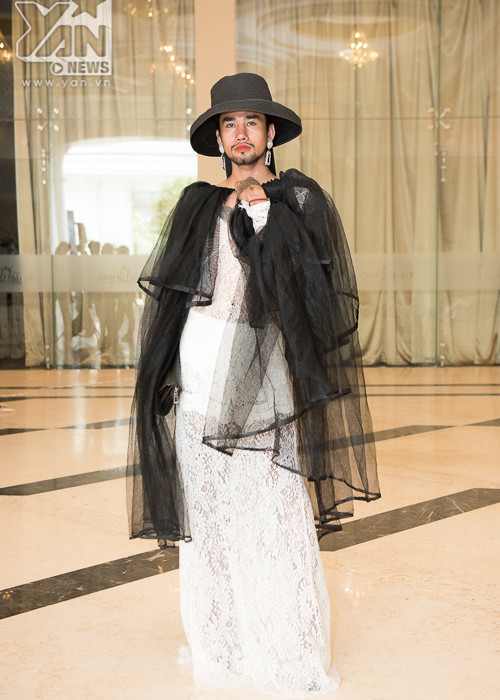 Cũng là thí sinh nam giả gái tại Vietnam's Next Top Model 2019, Sơn Khalai chọn mặc áo dài. Ảnh: Yan