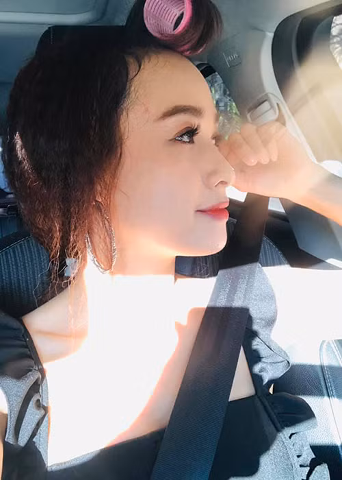 Lê Bê La ngoài đời gợi cảm, trẻ trung, trái ngược hình ảnh quê mùa trong phim "Tiếng sét trong mưa".