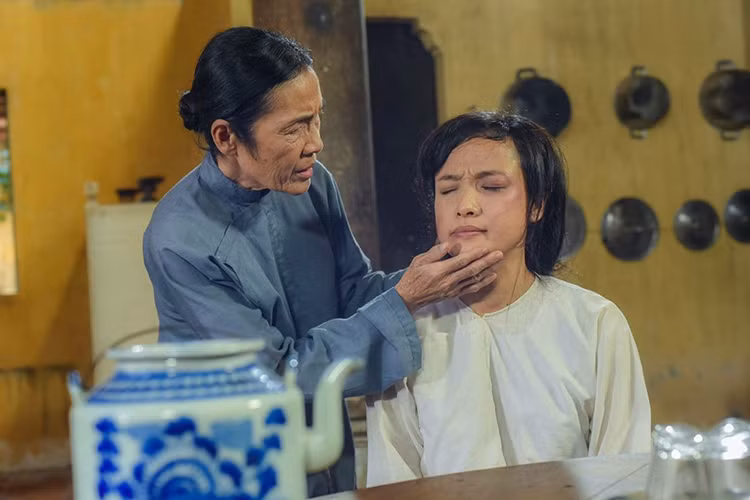 Đảm nhận vai Hiểm trong "Tiếng sét trong mưa" là Lê Bê La. Đạo diễn Phương Điền cho biết, anh biết ơn vì sự hy sinh của cô vì chịu nhiều đòn roi nhất phim.