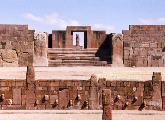 Tiahuanacu (Bolivia): Tihuanacu hay còn được gọi là Tiwanaku vẫn còn là một bí ẩn lớn với khoa học thế giới chính xác về độ tuổi, được ước tính xây dựng khoảng từ năm 300 đến 700 với đá và công nghệ đặc biệt.