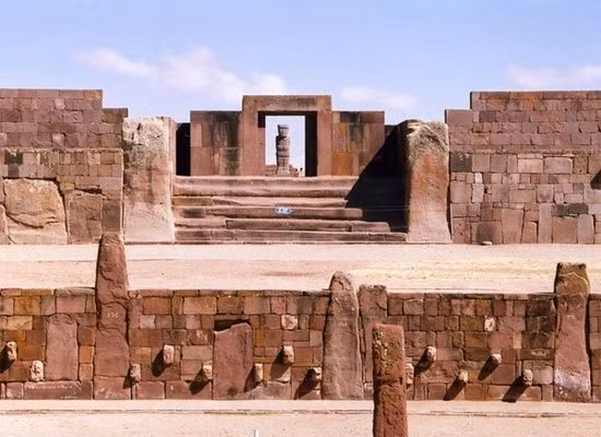 Tiahuanacu (Bolivia): Tihuanacu hay còn được gọi là Tiwanaku vẫn còn là một bí ẩn lớn với khoa học thế giới chính xác về độ tuổi, được ước tính xây dựng khoảng từ năm 300 đến 700 với đá và công nghệ đặc biệt.