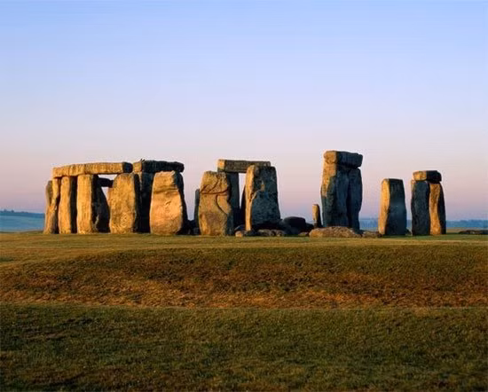 Vòng đá cổ Stonehenge (Great Britain): Những dấu tích cổ đại xa xưa nhất của con người tại đây, là những công trình tượng đài trên các ngọn đồi vùng Wiltshire nước Anh.