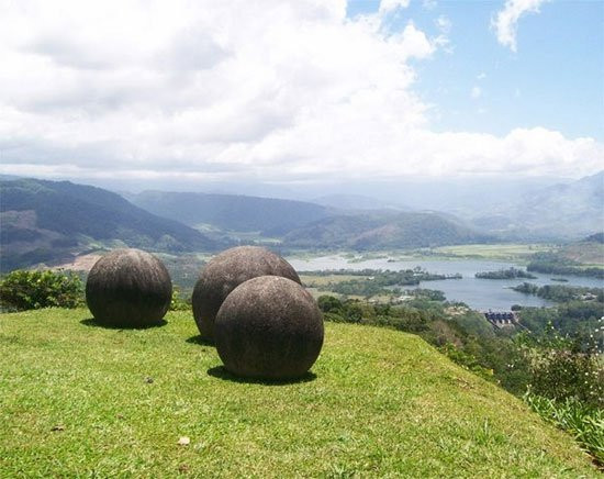 Những quả cầu đá bí ẩn (the Stone Spheres of Costa Rica): Một trong những bí ẩn lạ lùng nhất, được các nhà khảo cổ học phát hiện ở đồng bằng sông Diquis, Costa Rica. Kể từ năm 1930, hàng trăm quả cầu bằng đá này, đã được tìm thấy có kích thước từ vài cm đến hơn 2m và một số có cân nặng tới 16 tấn.