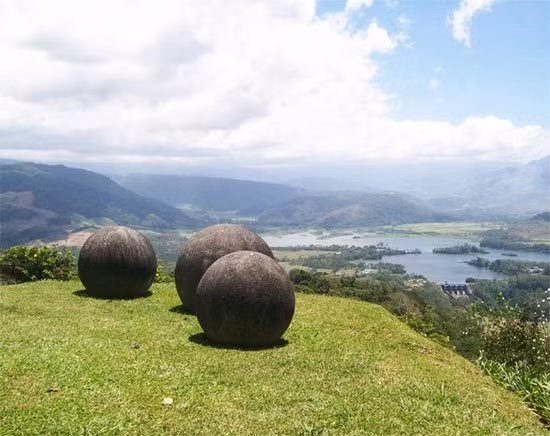 Những quả cầu đá bí ẩn (the Stone Spheres of Costa Rica): Một trong những bí ẩn lạ lùng nhất, được các nhà khảo cổ học phát hiện ở đồng bằng sông Diquis, Costa Rica. Kể từ năm 1930, hàng trăm quả cầu bằng đá này, đã được tìm thấy có kích thước từ vài cm đến hơn 2m và một số có cân nặng tới 16 tấn.