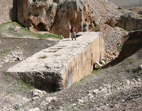 Người La Mã đã cho xây dựng ba đền thờ Baalbeck ở Lebanon có niên đại từ 2000 năm trước công nguyên. Điều làm nên sự kỳ diệu của cấu trúc bằng đá này là nền móng đồ sộ của những ngôi đền La Mã, có những tảng đá có trọng lượng xấp xỉ 350 tấn. Điều bí ẩn là chúng đã được xẻ ra, đẽo tạc, và vận chuyển qua hàng dặm, nâng lên tới độ cao 7m, để đặt bên trên những tảng đá nhỏ hơn như thế nào.