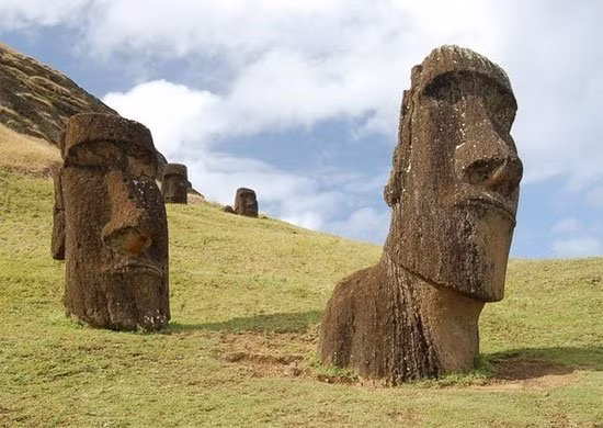Đảo Phục Sinh (Chile): Đảo Phục Sinh nằm ở Đông Nam Thái Bình Dương thuộc Chile, vốn nổi tiếng với những bức tượng hình người bằng đá khổng lồ mang tên là Moai có tuổi thọ khoảng 6000 năm. Nhà thám hiểm Hà Lan Jacob Roggeveen, được tin là người đầu tiên khám phá ra hòn đảo này, vào ngày Chủ nhật Phục Sinh năm 1722, vì thế nó có tên gọi là đảo Phục Sinh.