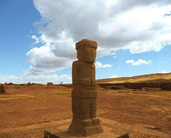 Có nhiều ý kiến cho rằng, Tiahuanaco là một thánh điện để thực hiện các nghi lễ thiêng liêng với một nền văn hóa, đã lây lan sang nhiều khu vực lân cận. Những người cổ đại, đã xây dựng một kim tự tháp bằng đá được gọi là Akapana, là một trong những công trình vĩ đại nhất ở Nam Mỹ thời kỳ trước khi Columbus phát hiện ra “tân thế giới” và tạo nên ý nghĩa tâm linh lớn cho nền văn minh Tiwanaku.