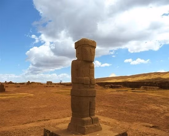 Có nhiều ý kiến cho rằng, Tiahuanaco là một thánh điện để thực hiện các nghi lễ thiêng liêng với một nền văn hóa, đã lây lan sang nhiều khu vực lân cận. Những người cổ đại, đã xây dựng một kim tự tháp bằng đá được gọi là Akapana, là một trong những công trình vĩ đại nhất ở Nam Mỹ thời kỳ trước khi Columbus phát hiện ra “tân thế giới” và tạo nên ý nghĩa tâm linh lớn cho nền văn minh Tiwanaku.