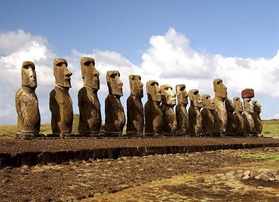 Các pho tượng nằm rải rác, khắp nơi trên hòn đảo là một phần của việc thờ cúng tổ tiên. Lí do vì sao dân cư cổ xưa có thể dựng những bức tượng này, cho tới nay vẫn là một điều bí ẩn.