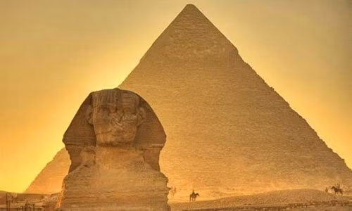 Kim tự tháp Giza và tượng nhân sư khổng lồ Sphinx (Ai Cập): Cùng với sự xuất hiện nền văn minh Ai Cập cổ là sự tập trung dày đặc các công trình xây dựng vĩ đại. Kim tự tháp Giza và tượng nhân sư khổng lồ Sphinx là quà tặng vô giá - một trong bảy kì quan thế giới mà Ai Cập cổ đại để lại cho nhân loại.