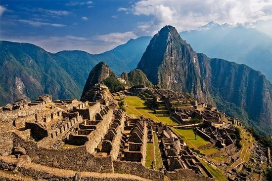 Pháo đài Machu Picchu (Peru): Machu picchu là một tàn tích Inca thời tiền Columbo, ở độ cao 2.400m ẩn trong dãy Andes trên một quả núi có chóp nhọn tại thung lũng Urubamba Peru.