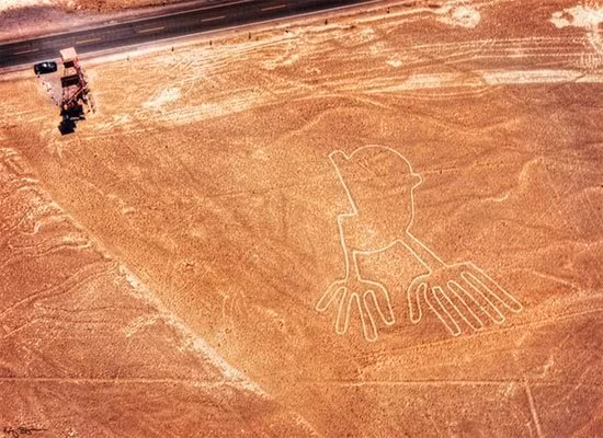 Đường kẻ Nazca lines (Peru): Các đường kẻ Nazca Lines được tìm thấy trên sa mạc cách Lima, Peru được xem là hiện tượng rất bí ẩn. Các đường kẻ này nằm trên một vùng đất dài và rộng lớn được con người phát hiện ra đầu thập niên 30 ở thế kỷ trước.