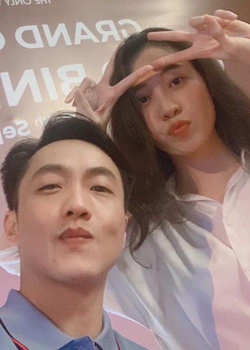 Về phía mình, Cường Đô la luôn bênh vực vợ. Gần đây, khi một cư dân mạng mỉa mai Đàm Thu Trang kết hôn vì tiền, vị doanh nhân phố núi phản ứng gay gắt. "Cút", Cường Đô la đáp trả antifan.