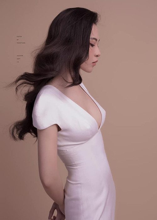 Trong bức ảnh mới, diện chiếc váy liền cổ sâu, Đàm Thu Trang để lộ vòng một quyến rũ, vòng eo thon gọn.