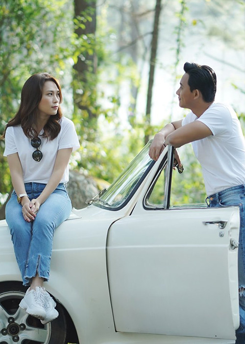 Một thời gian sau khi vướng tin đồn hẹn hò Mai Tài Phến, Mỹ Tâm gây chú ý khi đăng loạt ảnh bên đàn em trong dự án phim "Chị trợ lý của anh" và bộ ảnh thời trang.