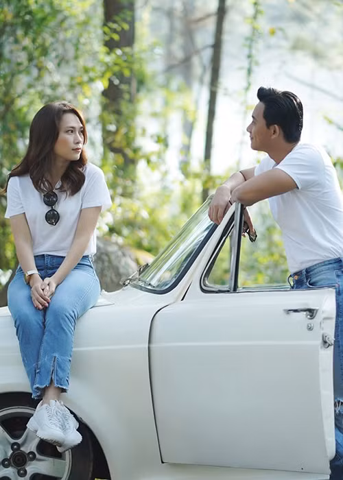 Một thời gian sau khi vướng tin đồn hẹn hò Mai Tài Phến, Mỹ Tâm gây chú ý khi đăng loạt ảnh bên đàn em trong dự án phim "Chị trợ lý của anh" và bộ ảnh thời trang.