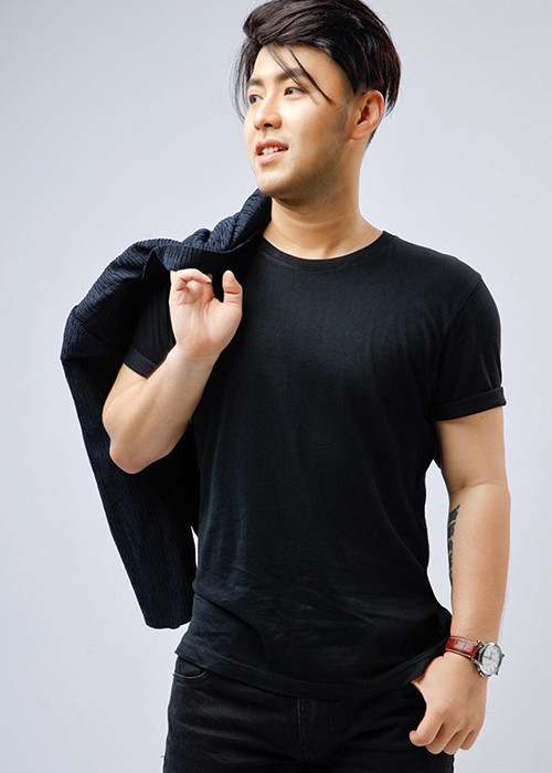 Hậu dao kéo, gương mặt lẫn thân hình của Akira Phan trở nên thon gọn hơn.