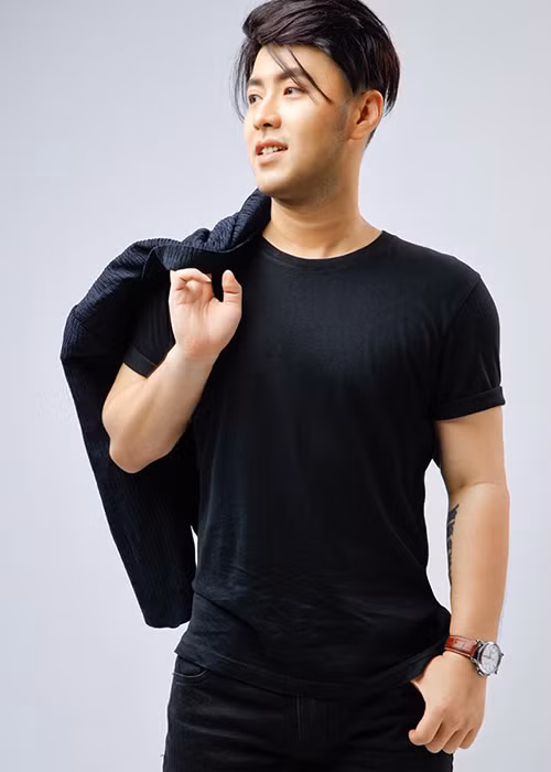 Hậu dao kéo, gương mặt lẫn thân hình của Akira Phan trở nên thon gọn hơn.