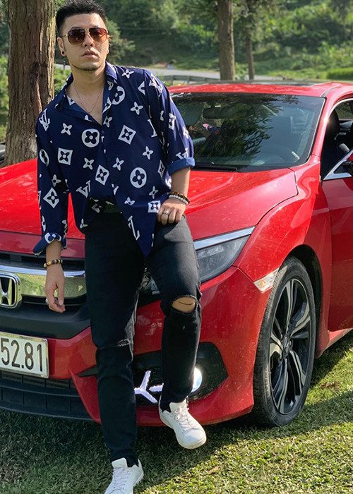 Một số khán giả thắc mắc tại sao Akira Phan không tập luyện để giảm cân mà quyết định phẫu thuật thẩm mỹ. Chia sẻ trên Zing, nam ca sĩ cho hay anh tăng cân không kiểm soát sau 2 năm mổ dây chằng đầu gối và dù tích cực tập luyện nhưng vẫn không thể giảm cân.