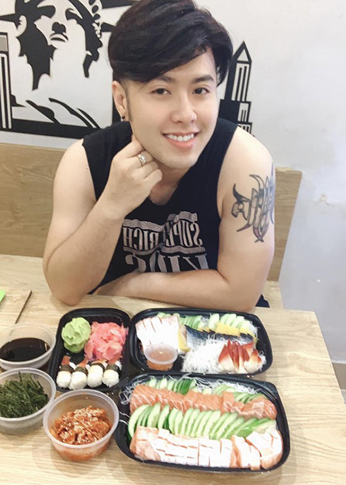 Hiện tại, Akira Phan bận rộn lưu diễn.