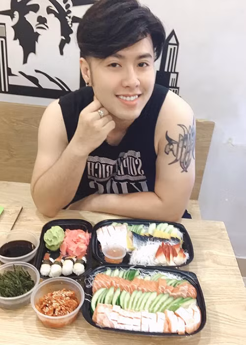 Hiện tại, Akira Phan bận rộn lưu diễn.