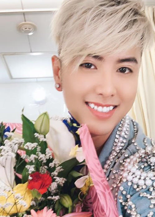 Gần đây, Akira Phan có diện mạo khác lạ.