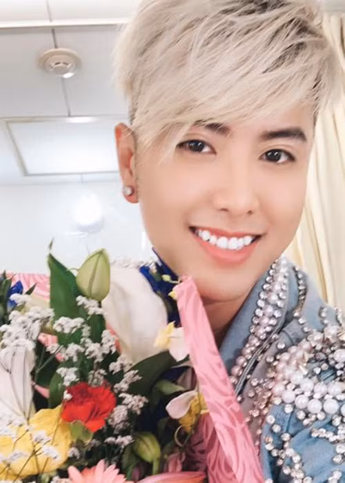 Gần đây, Akira Phan có diện mạo khác lạ.