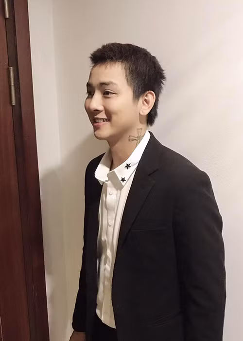 Hoài Lâm khoe vẻ thư sinh, lịch lãm sau thời gian bị chê nổi loạn với phong cách bụi bặm.