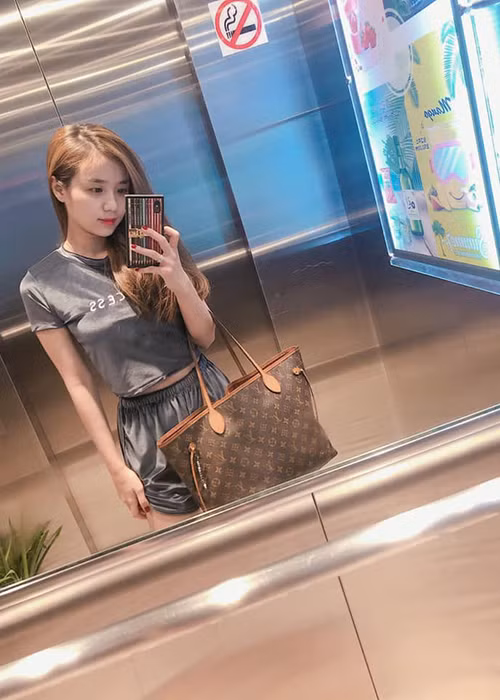 Ngày 27/8 vừa qua - ngày kỷ niệm 8 năm vợ chồng Hoài Lâm yêu nhau, cặp đôi quyết định chọn ăn món Việt Nam, cơm cá kho tộ, canh chua và về đi ngủ thay vì ăn tối dưới ánh nến lãng mạn, sang trọng như nhiều đôi khác.